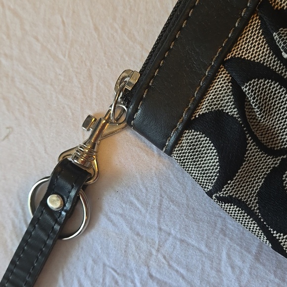 Vintage Coach Black and Cream Signature Wristlet - Picture 2 of 4